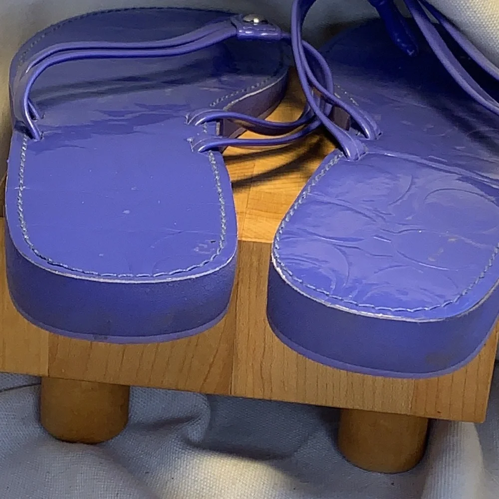 Coach almost NEW thong flip flops w/iconic logo